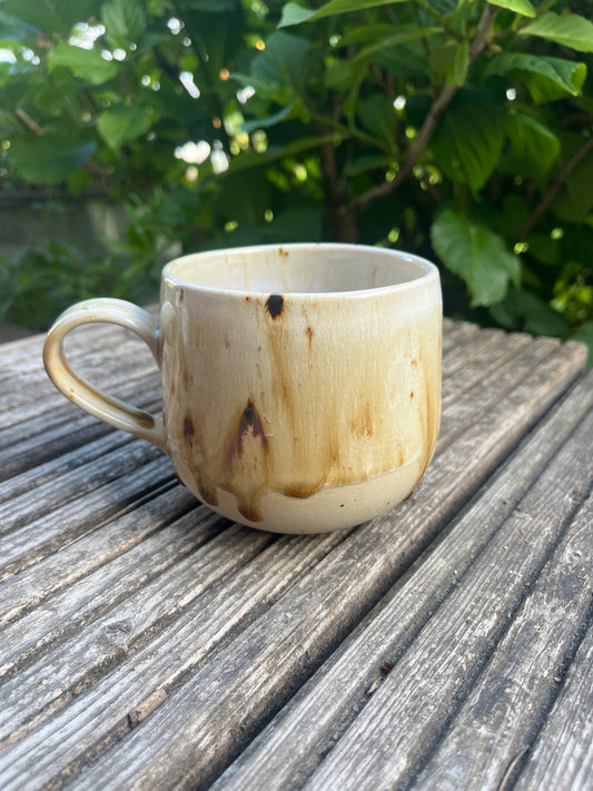 Kaffeebecher mit Henkel in Mokka
