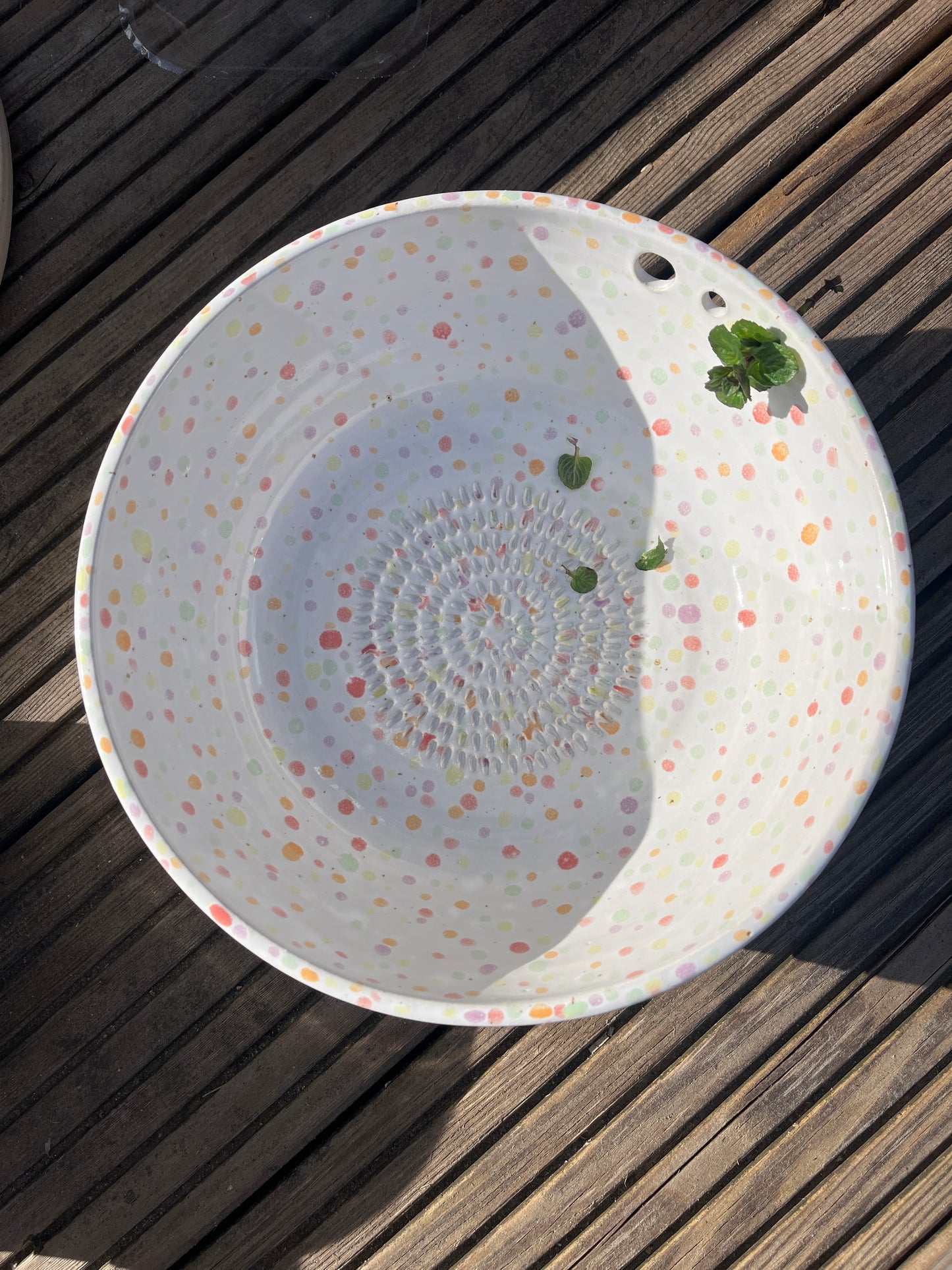Reibeschale mit Kräuterlöchern