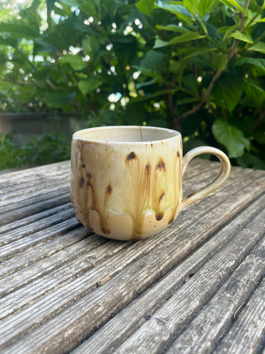 Kaffeebecher mit Henkel in Mokka