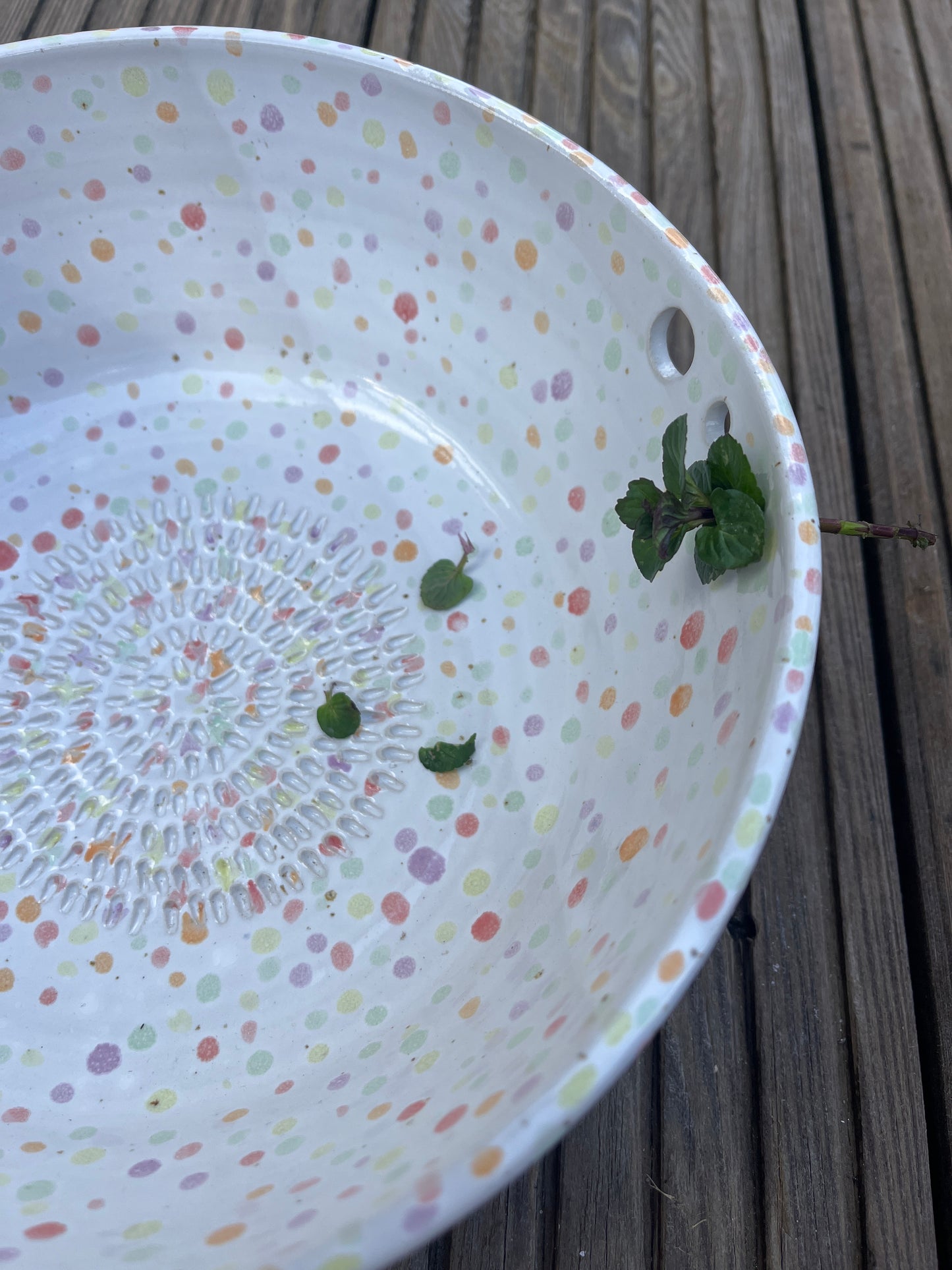 Reibeschale mit Kräuterlöchern
